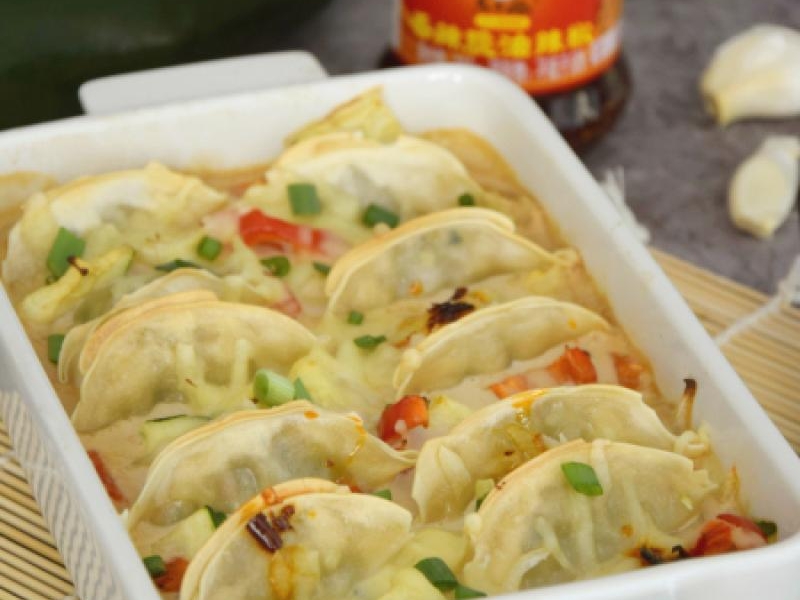 Pikantne zapiekane pierożki gyoza z warzywami