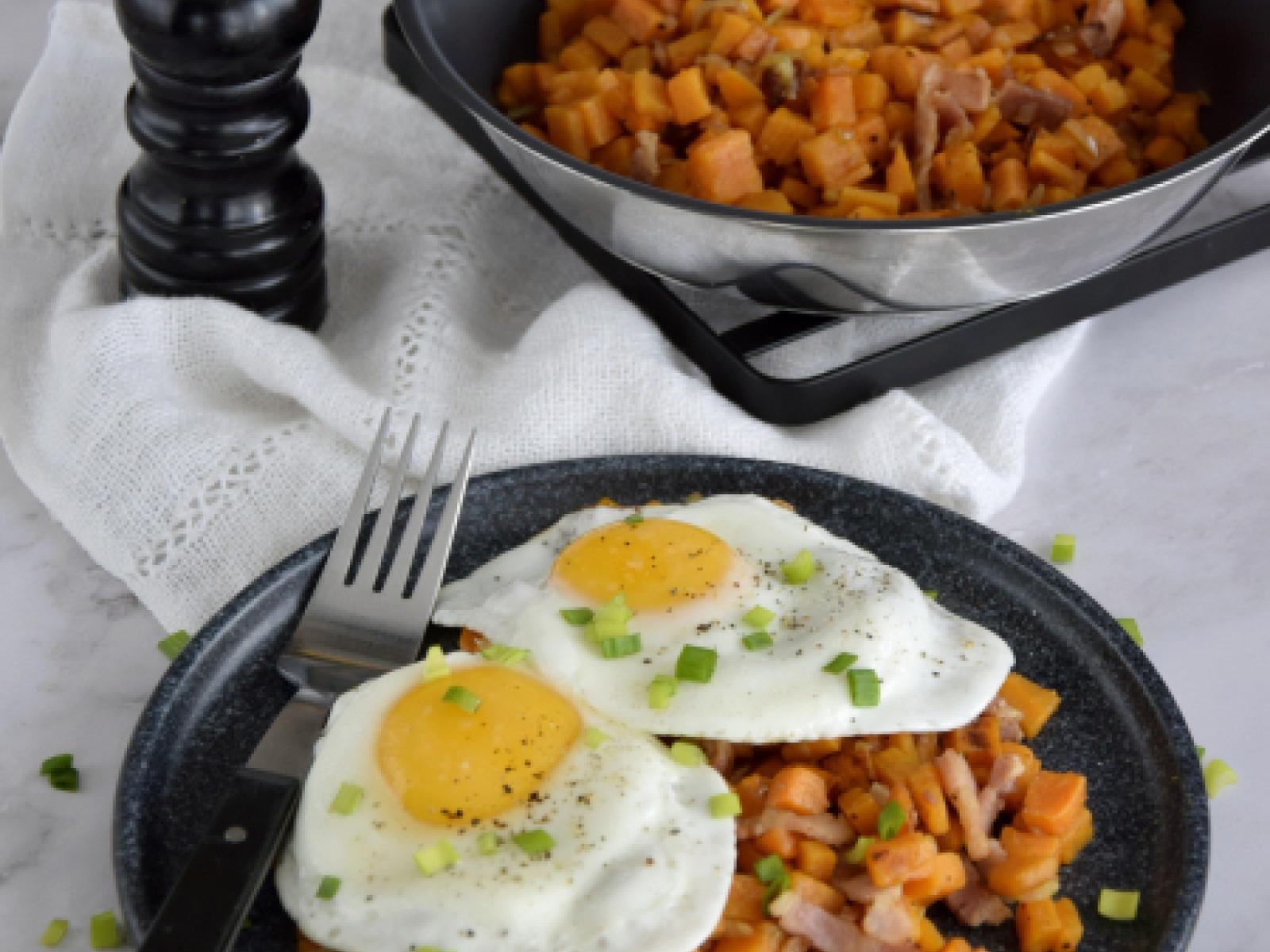 Bataty z boczkiem i jajem sadzonym