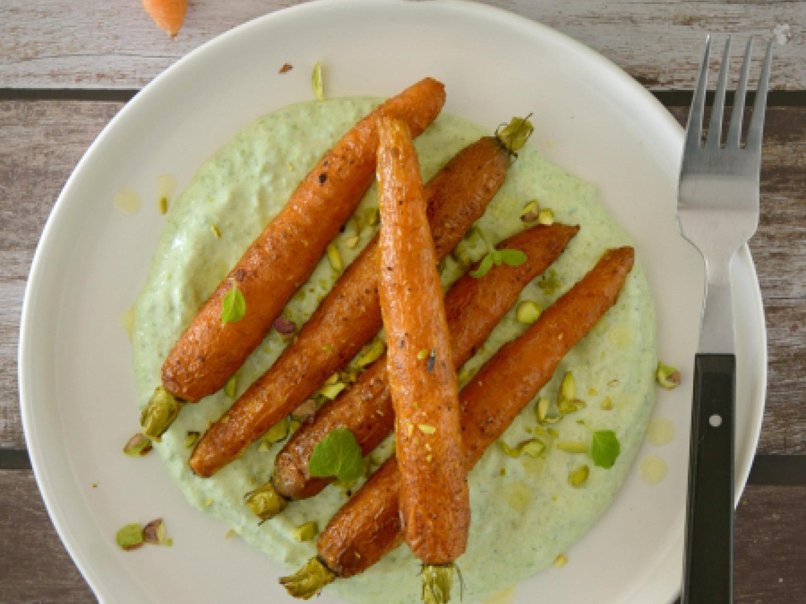 Młode pieczone marchewki na kremowej fecie z groszkiem