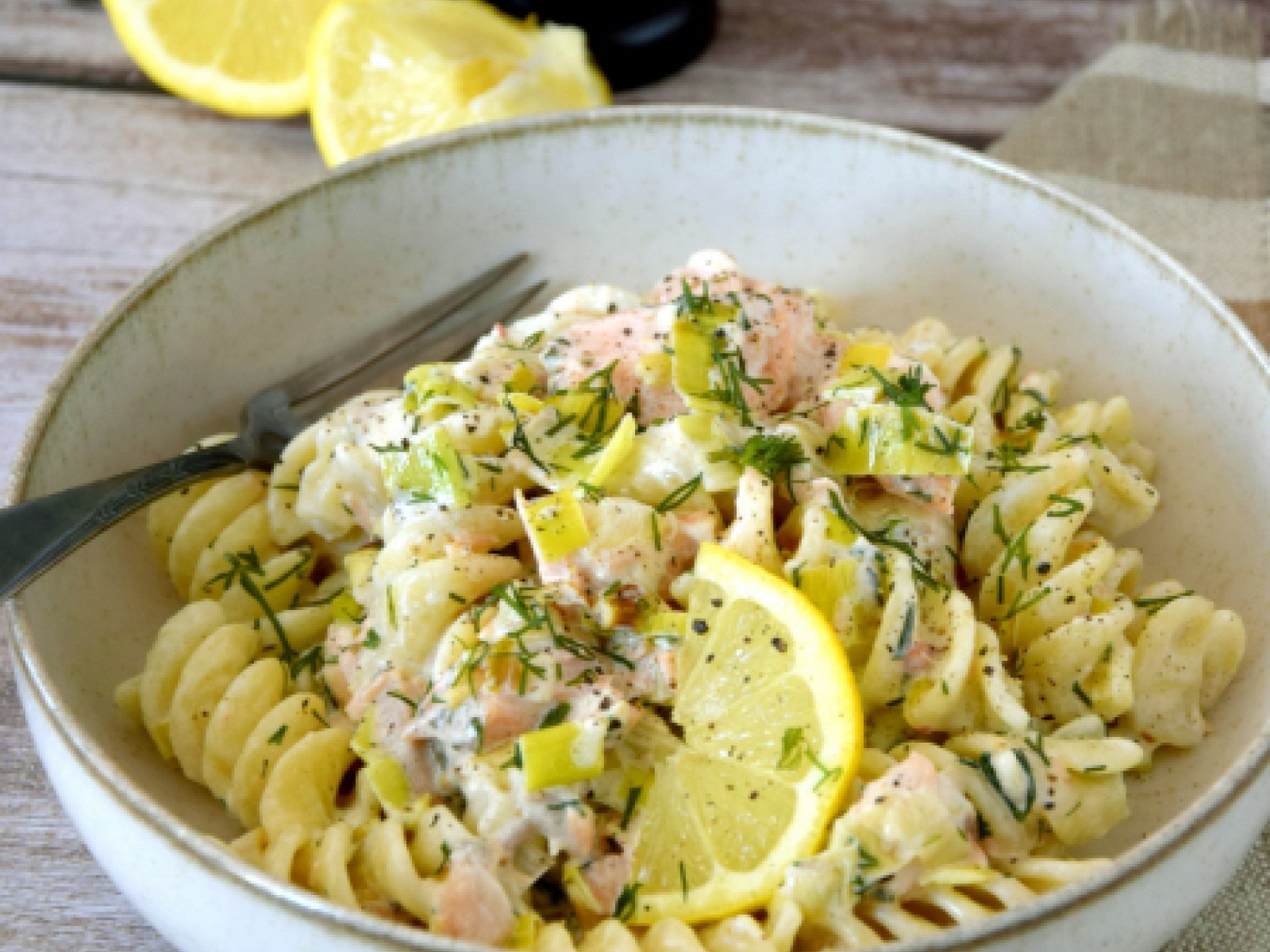 Makaron z porem i łososiem