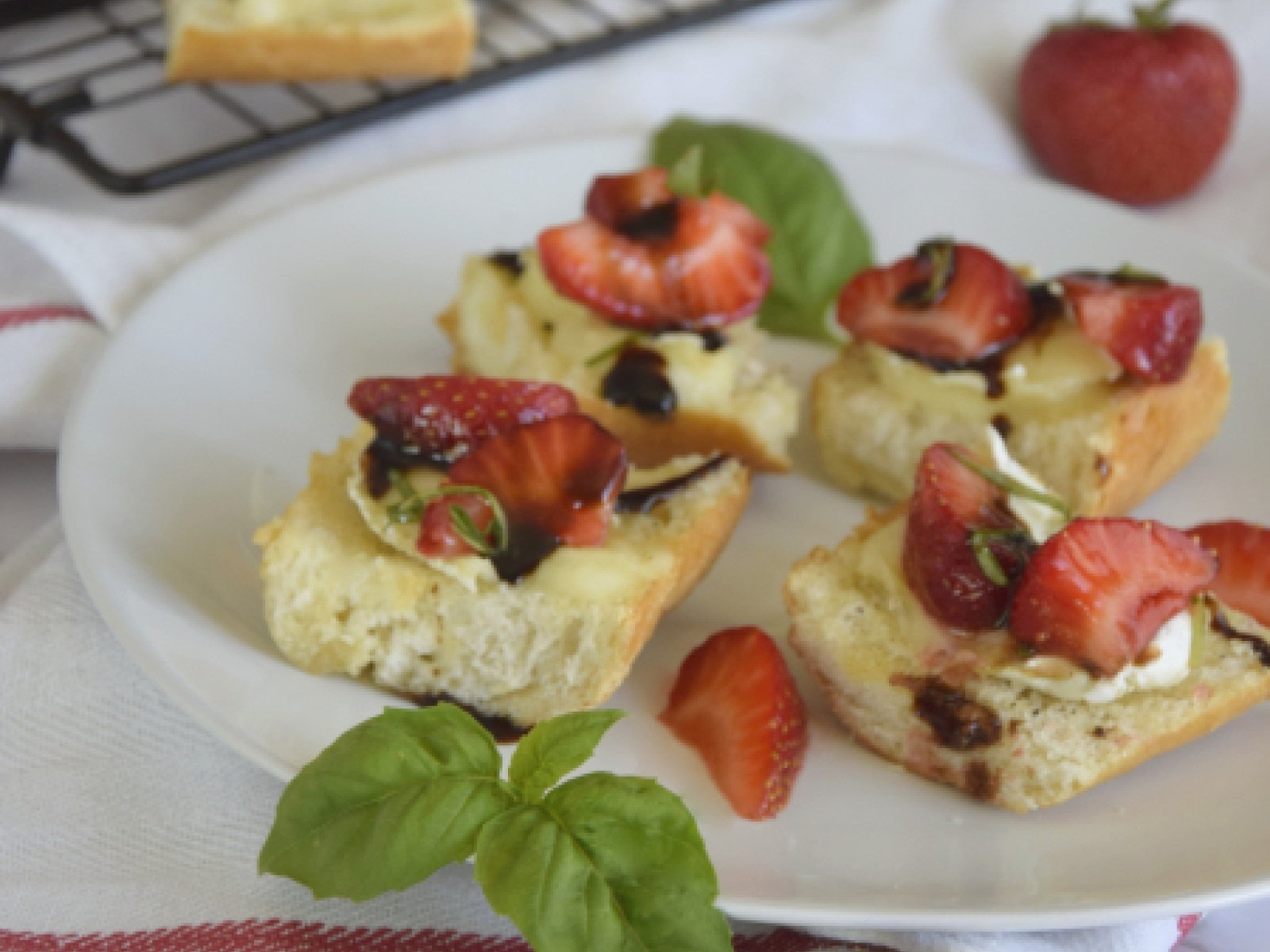 Croistini z serem camembert i truskawkami