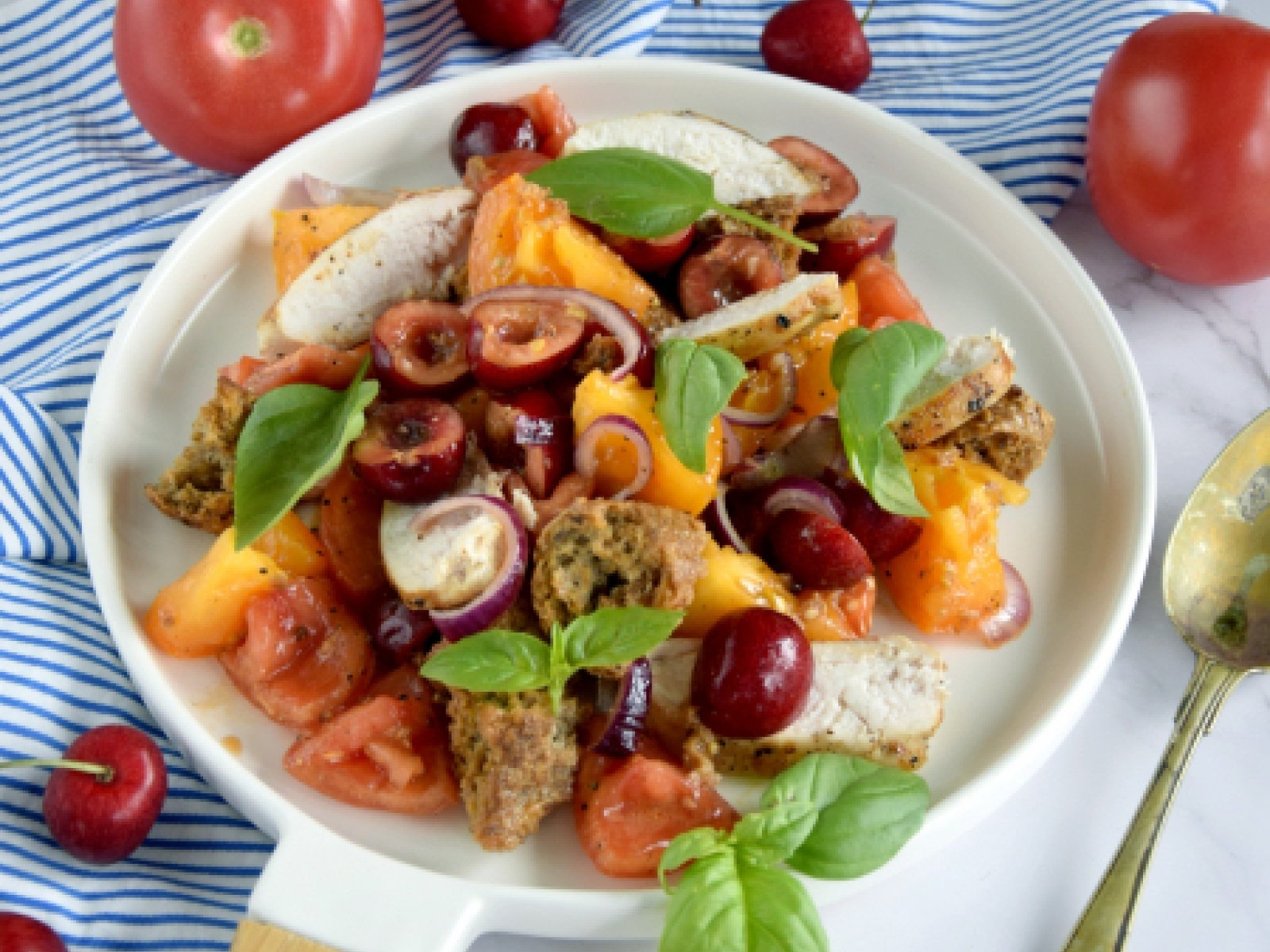 Kolorowa panzanella z kurczakiem i czereśniami