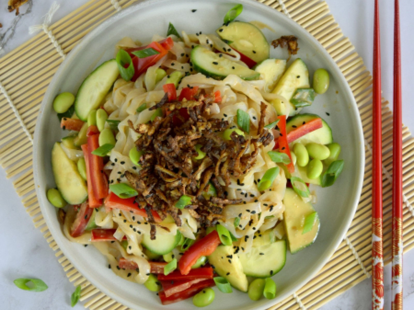 Azjatycka sałatka z makaronem, edamame i chrupiącym tofu