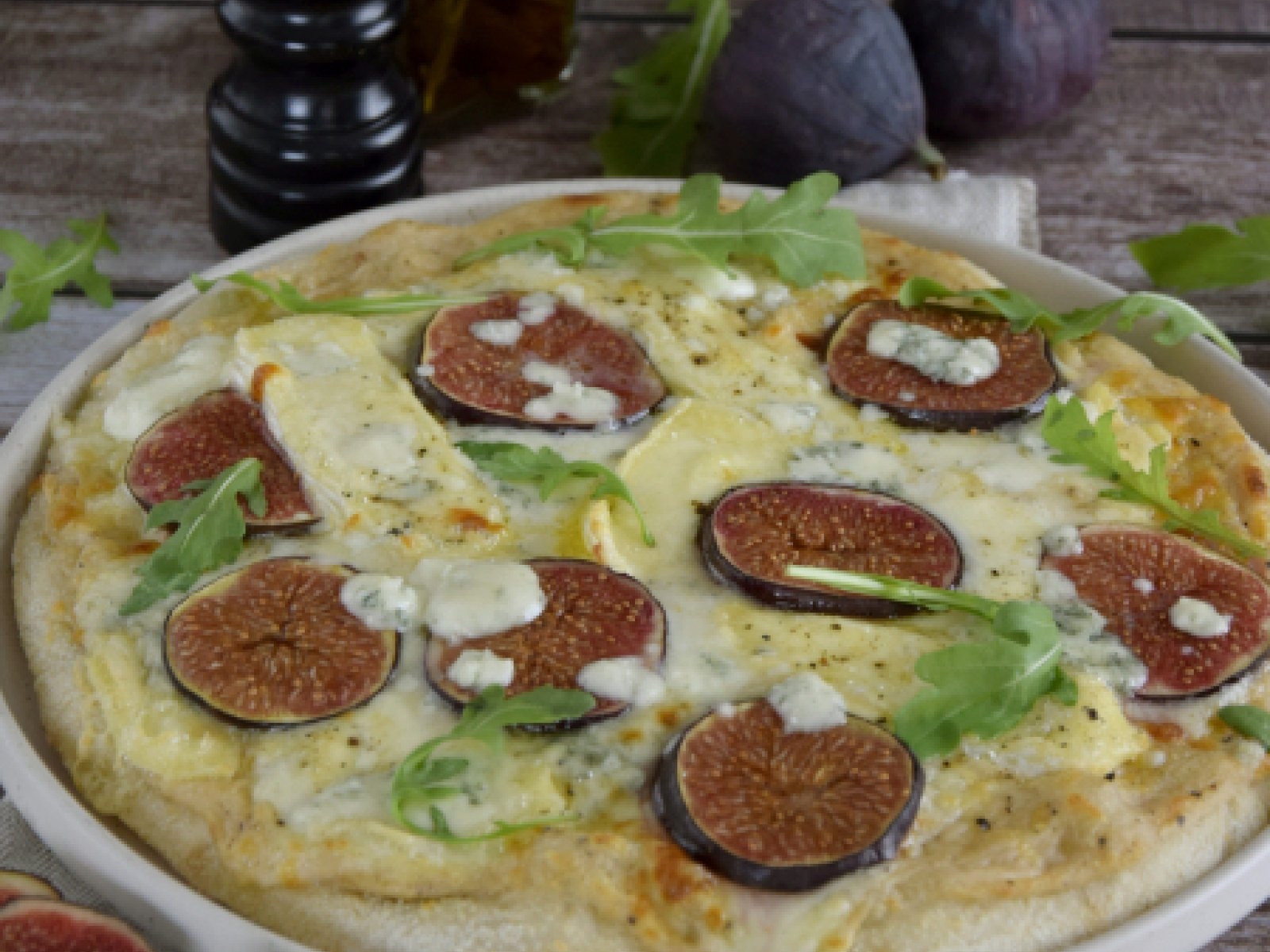 Puszysta pizza quattro formaggi z figami
