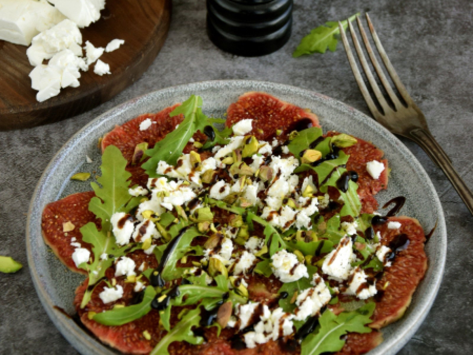Carpaccio z fig z rukolą, fetą i pistacjami
