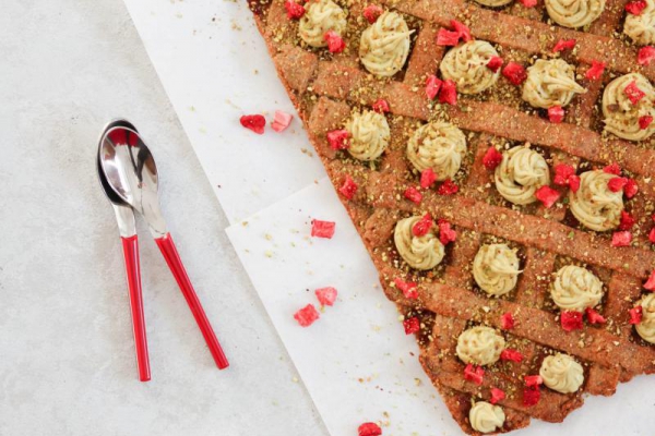 Mazurek pistacjowy z nutą truskawkową