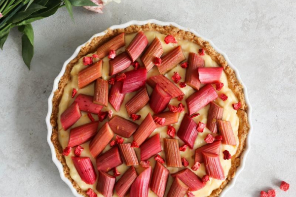 Tarta z domowym budyniem i rabarbarem