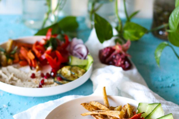 HUMMUS Z PIECZONYMI, WARZYWNYMI FRYTKAMI