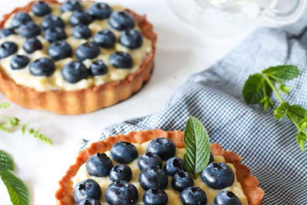 TARTA Z KREMEM WANILIOWYM I BORÓWKAMI