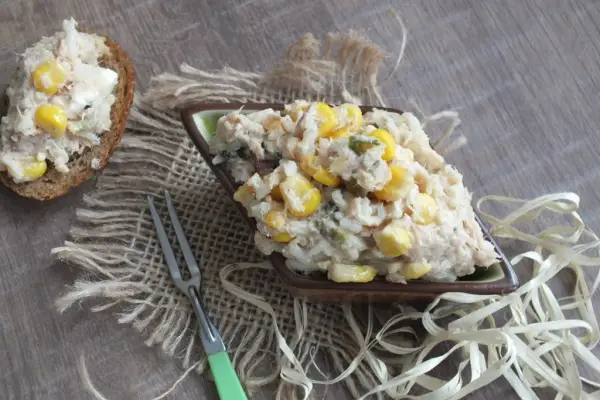 Sałatka łososiowo – tuńczykowa z kukurydzą, ryżem i cebulką