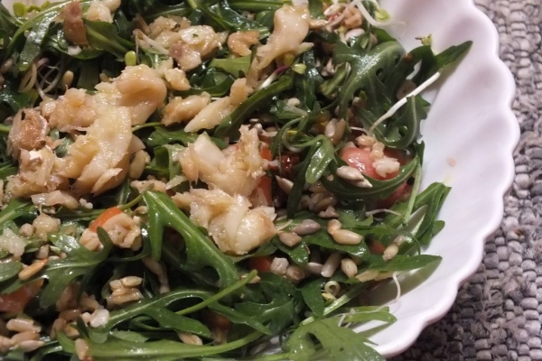 Sałatka z kaszą owsianą i wędzonym dorszem