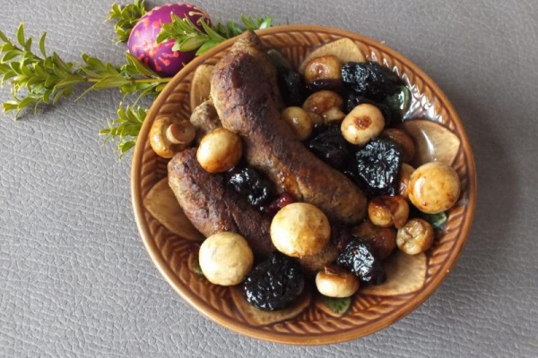 Biała kiełbasa pieczona z pieczarkami