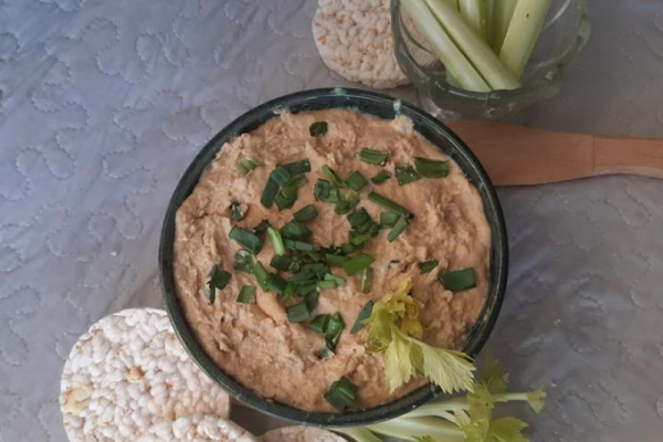 Hummus orzechowy na waflach z selerem naciowym podany