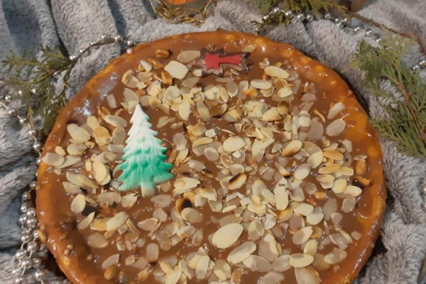 Sernik z białą czekoladą otulony karmelem