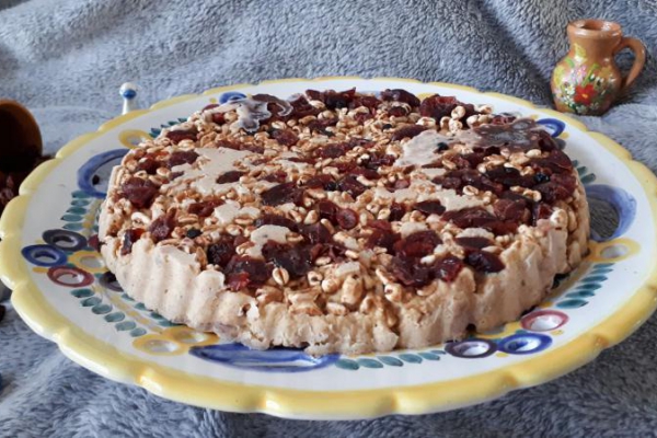 Tarta jaglana na maśle orzechowym z bakaliami