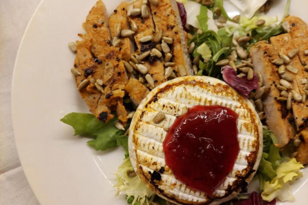 Camembert na rukoli z mięsem, sosem jogurtowo-czosnkowym i prażonym słonecznikiem
