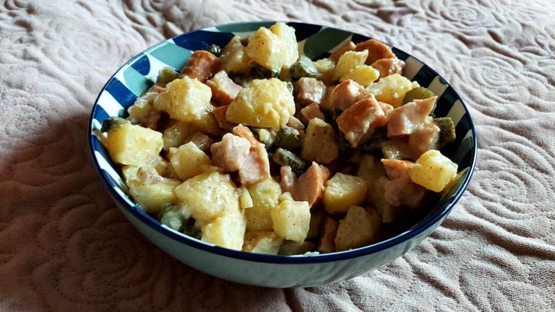 Sałatka ziemniaczana z kiełbasą, korniszonem w sosie musztardowo-miodowym
