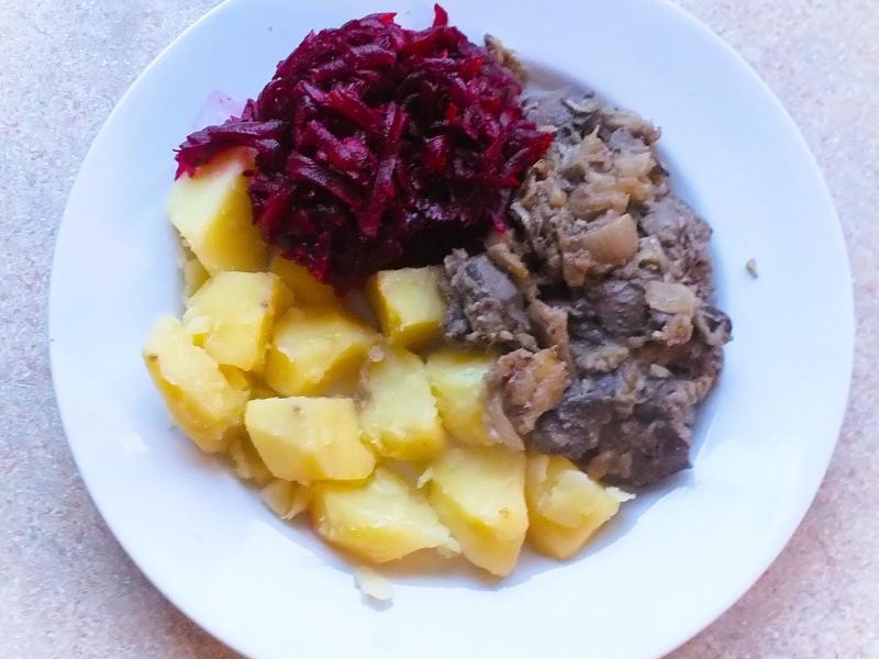 Wątróbka z cebulką i jabłkiem