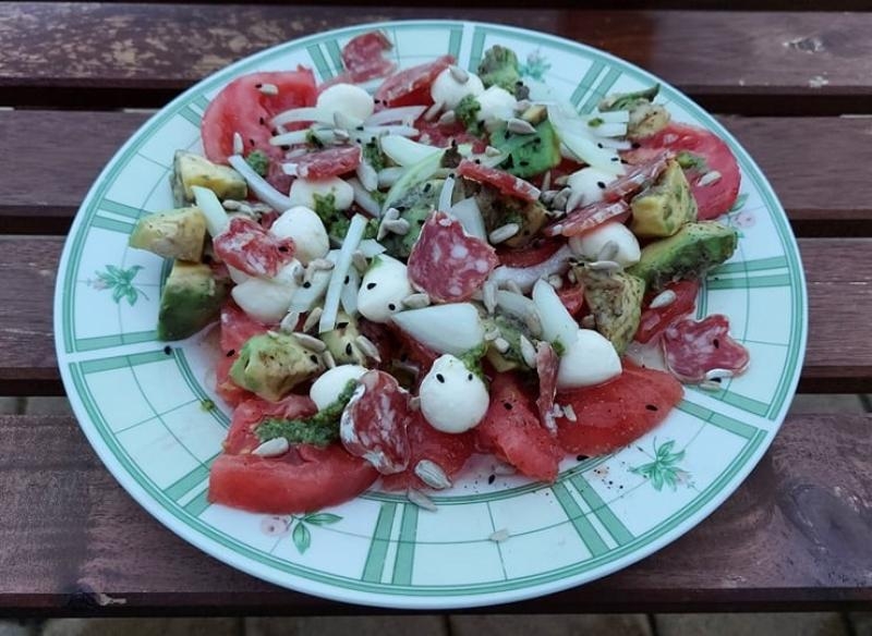 Sałatka na pomidorach z avocado, z fuet i dodatkami