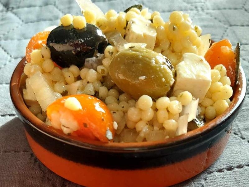 Sałatka z kaszą perłową i oliwkami