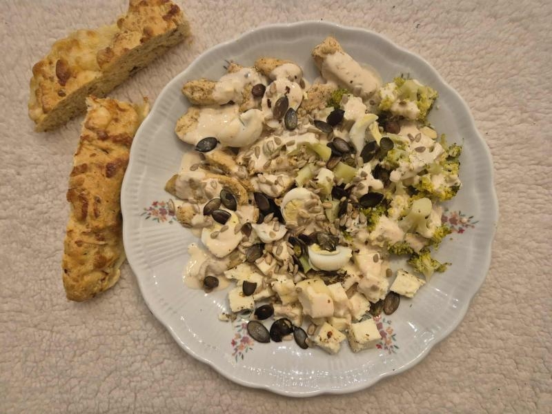 Sałatka drobiowa z warzywami i przepiórczym jajkiem