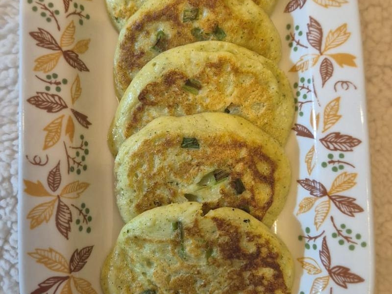 Szybkie placki brokułowe z serkiem wiejskim.