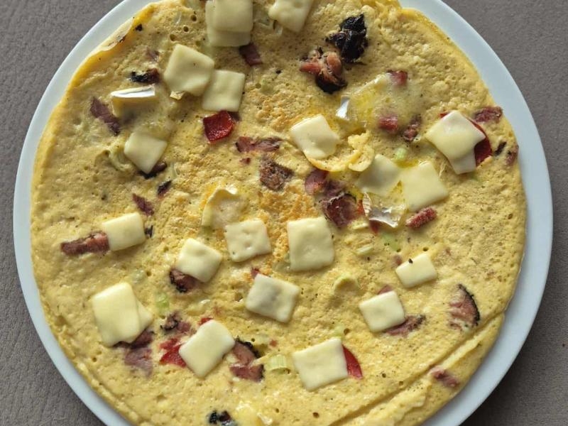 Omlet na kefirze z kiełbaską i serem