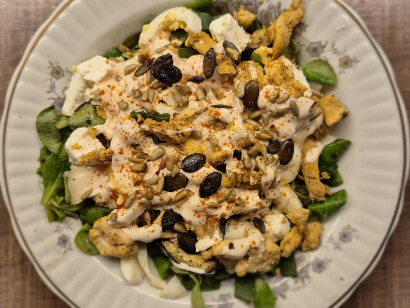 Sałatka z kurczakiem i jajkiem pod pierzynką