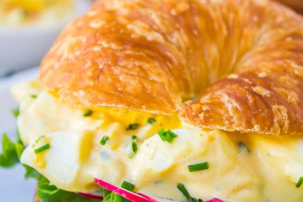 Pasta jajeczna – przepis na szybkie i smaczne śniadanie!