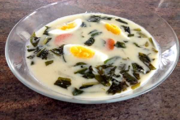 Tradycyjna zupa szczawiowa z jajkiem. Przepis na zdrowy obiad!
