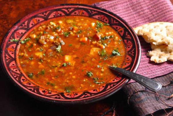 Harira – klasyczna marokańska zupa! Pyszna i zdrowa [PRZEPIS]