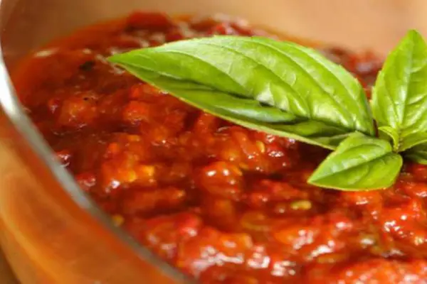 Lutenica – pyszny ostry sos, który wygrywa z ketchupem! [PRZEPIS]