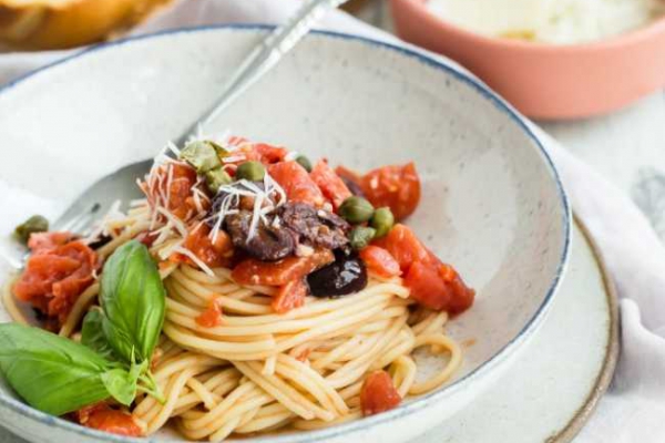 Przepis na spaghetti puttanesca – czyli pyszny włoski przysmak