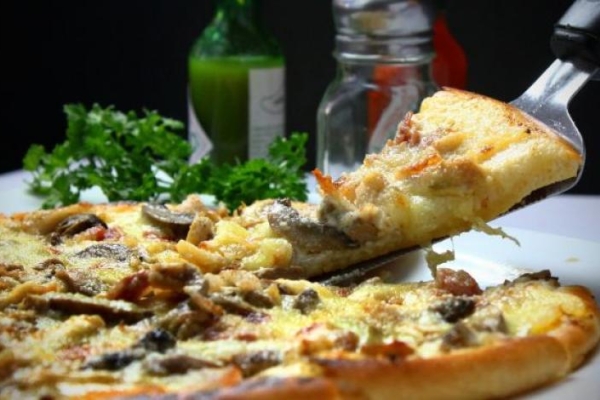 Domowa pizza: Przepis na pyszną włoską ucztę w zaciszu twojego domu