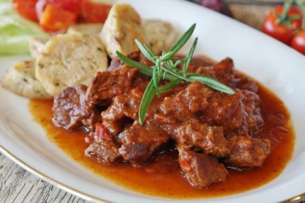 Gulasz wołowy – aromatyczne wspomnienie tradycji na talerzu. Proste i pyszne danie!