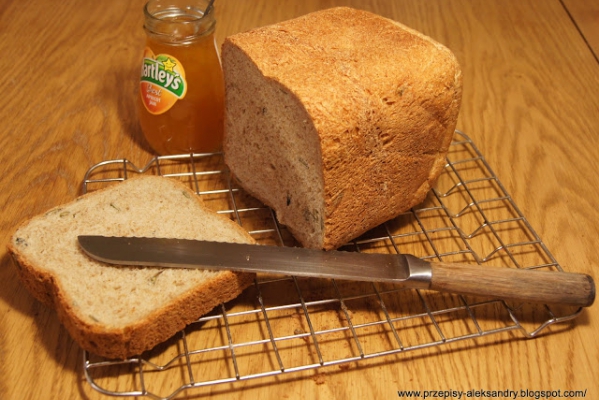 Chleb pełnoziarnisty z pestkami dyni.