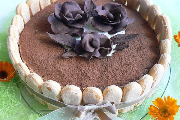 Torcik tiramisu z różami czekoladowymi