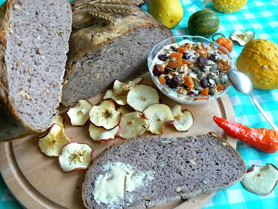 Chleb na zakwasie z orzechami, musli i chipsy jabłkowe