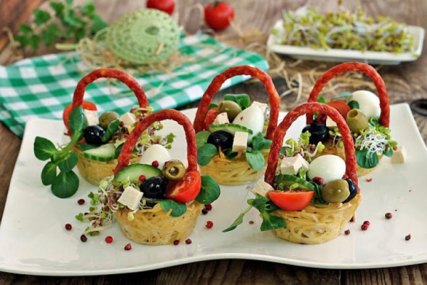Koszyczki makaronowe z jajkiem