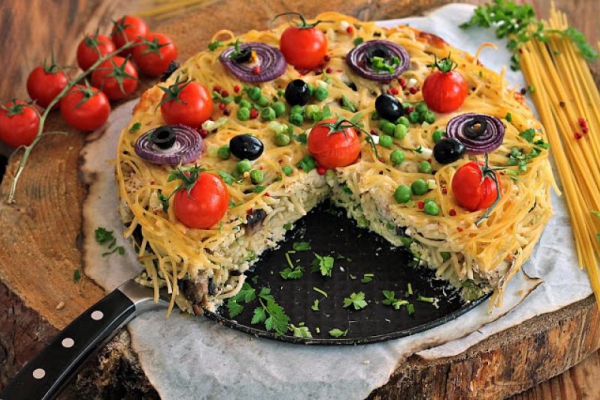 Makaronowy torcik z pstągiem i pieczarkami