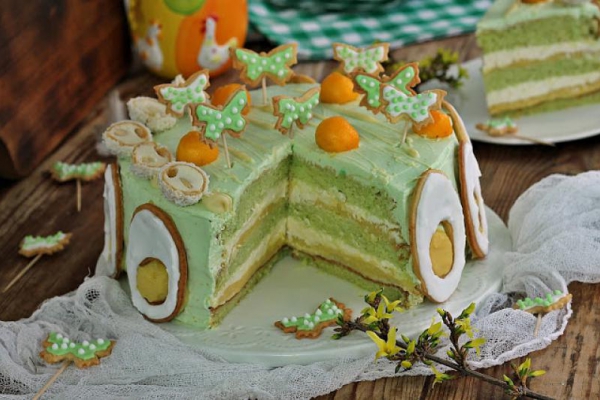 Wielkanocny tort pod motylem