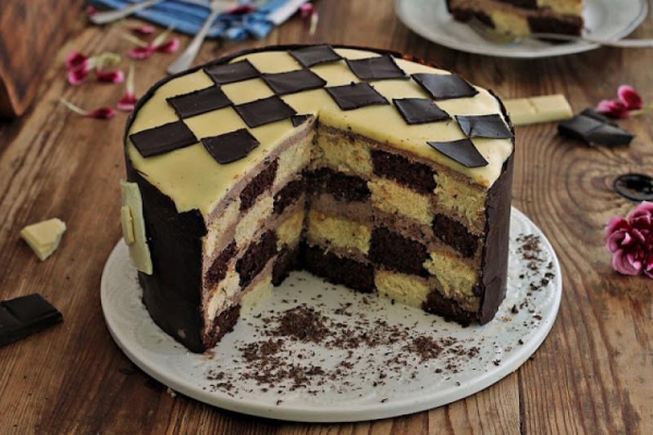 Tort szachownica z kremem budyniowym