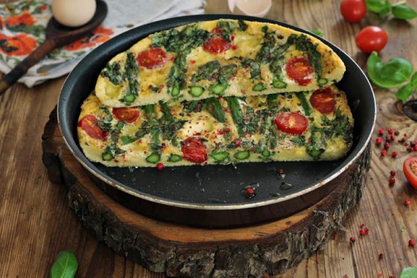 Bazyliowy omlet ze szparagami po włosku