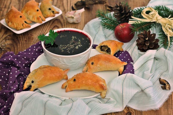 Barszcz z jabłkiem i pierożkami