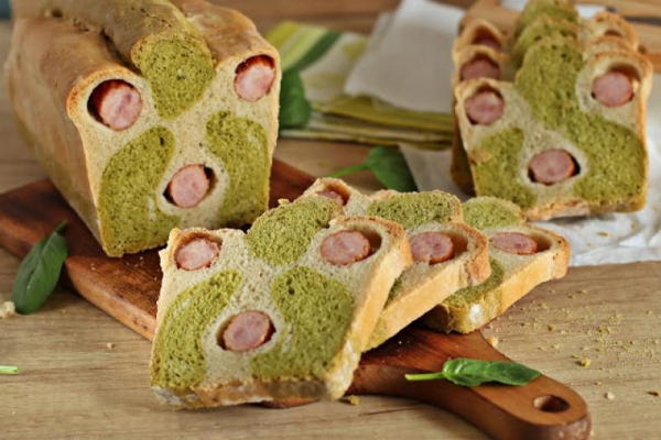 Chleb ze szpinakiem i kiełbaskami