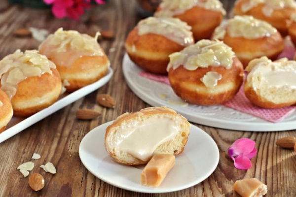 Migdałowe pączki z nadzieniem krówkowym