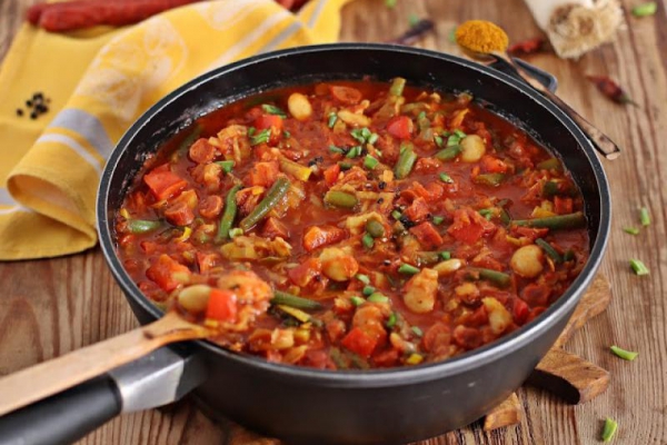 Gulasz curry z fasolką jaś i szparagową