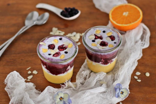 Koktajl mango z kokosoem i jagodami
