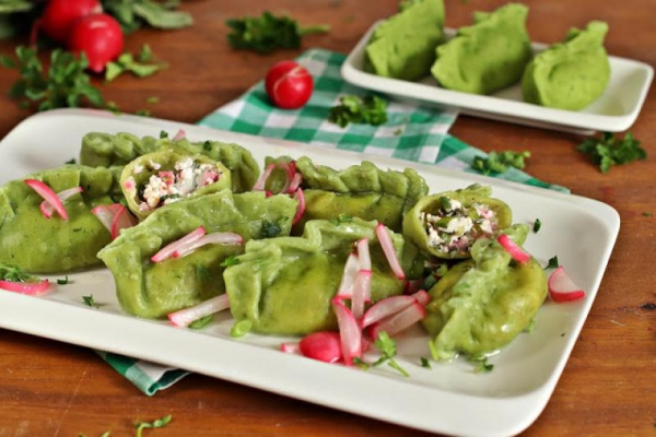Pierogi zero waste rzodkiewkowe z twarożkiem