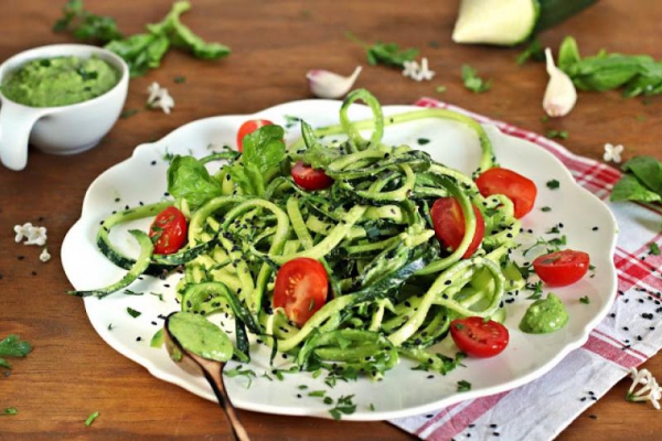 Spaghetti cukiniowe z pesto szpinakowym wege